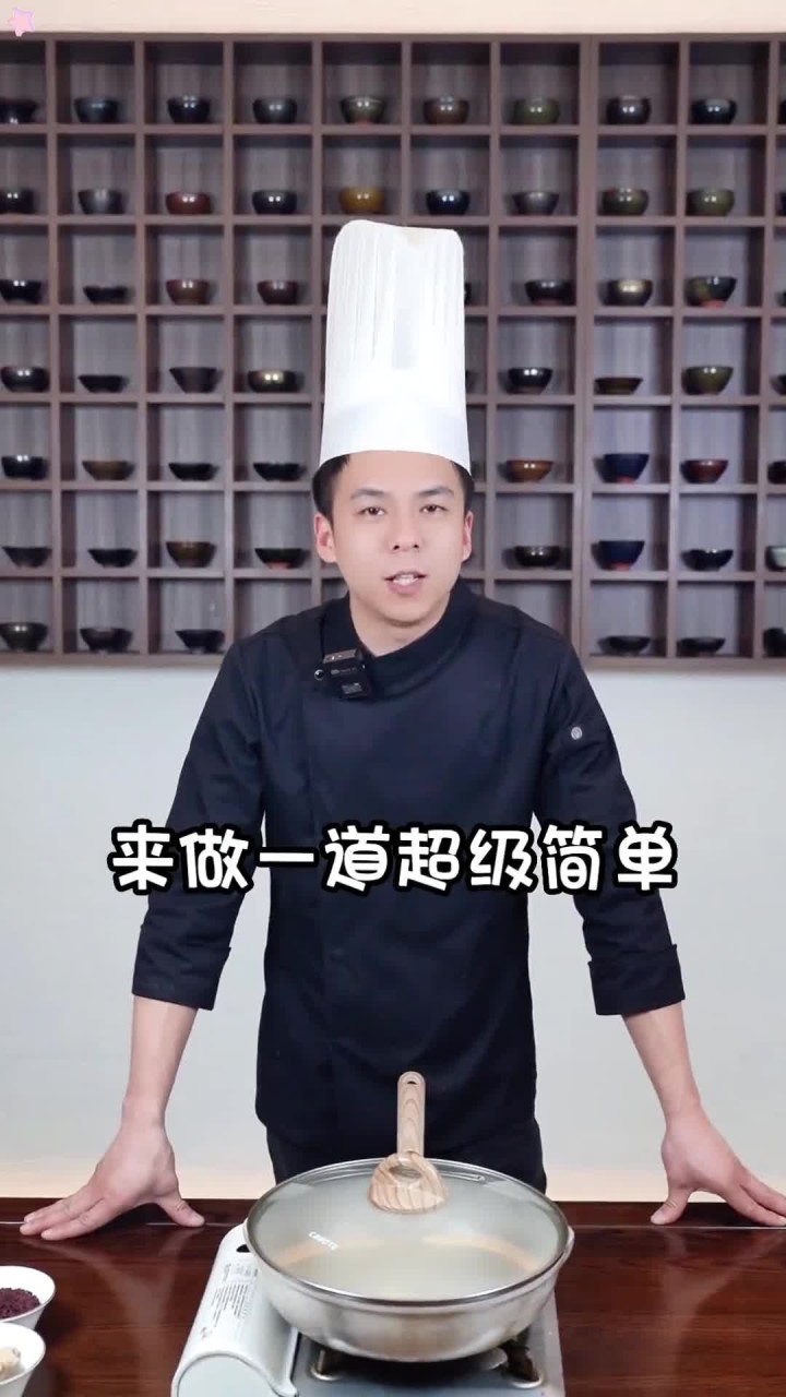 本地的三黄鸡也可以做一道粤菜，广式豉油鸡。调料很多，但是制作不难，看一遍你也能学