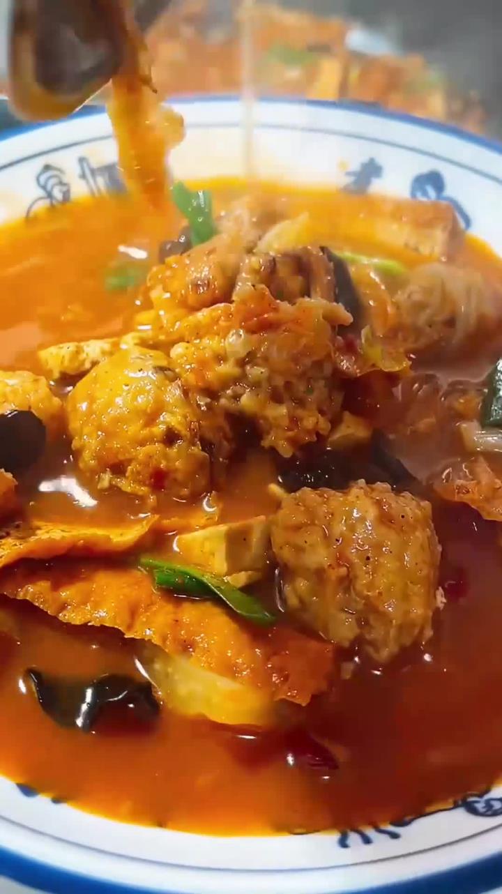 冬天天冷做上一锅丸子豆腐烩菜,配上两个馍吃简直太美了