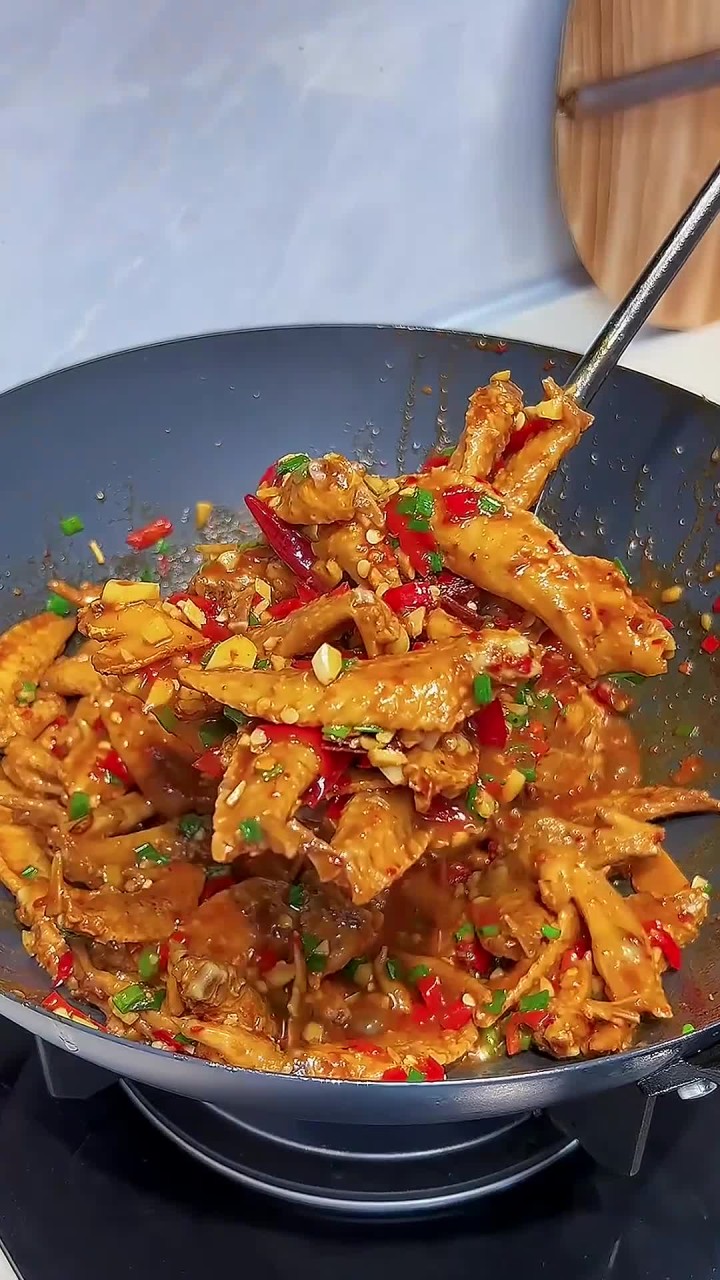以后想吃鸡尖,你像我这样在家做个香辣版的红烧鸡尖,香辣过瘾,好吃到舔手指