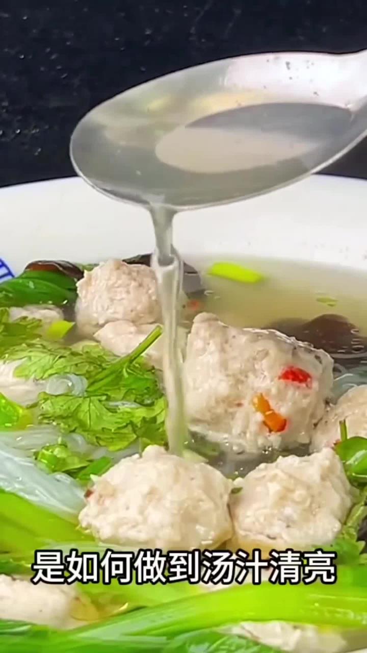 生汆丸子汤,用汆的方法极大的保持了食物的新鲜跟营养,鲜香味美,搭配肉夹馍绝绝子