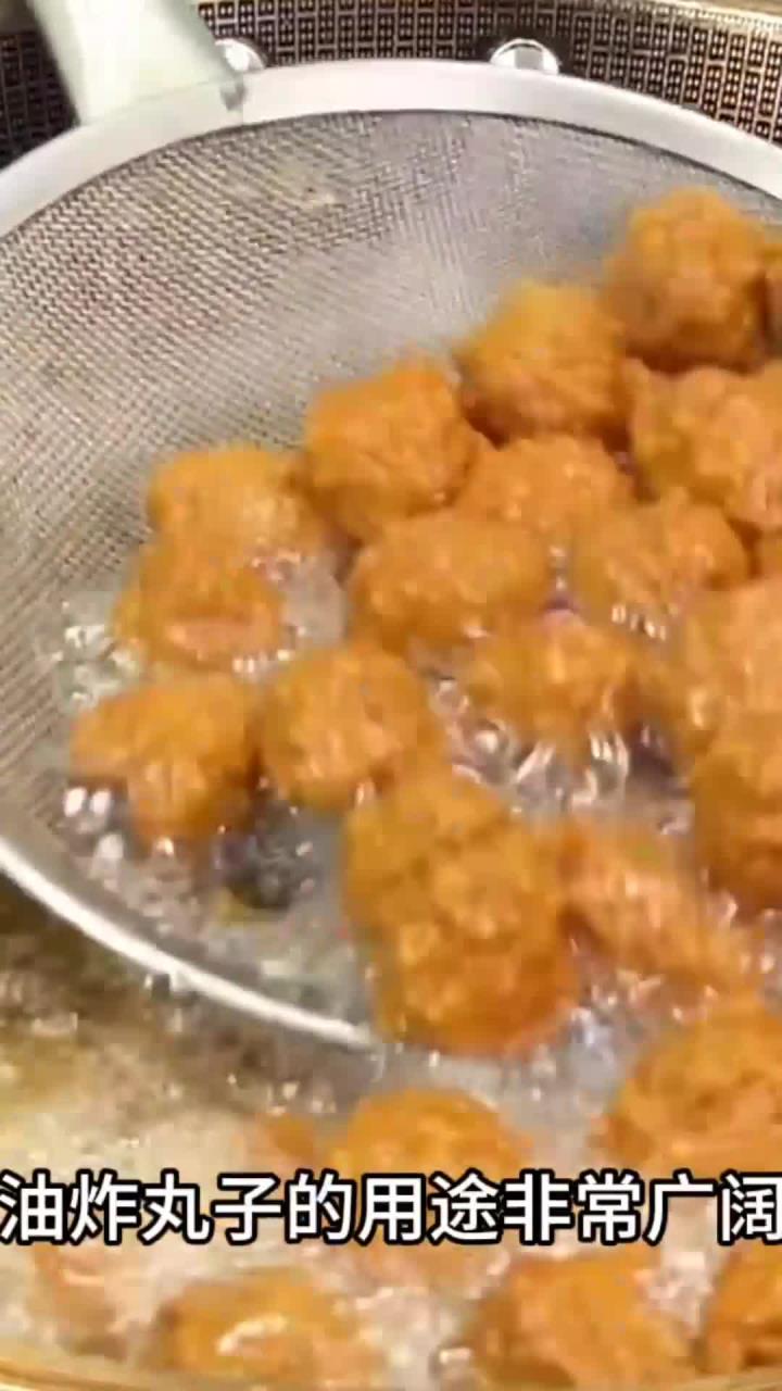 炸丸子是家家户户过大年的必备科目,怎样做的外酥里嫩,放凉不回软呢?技巧分享给大家