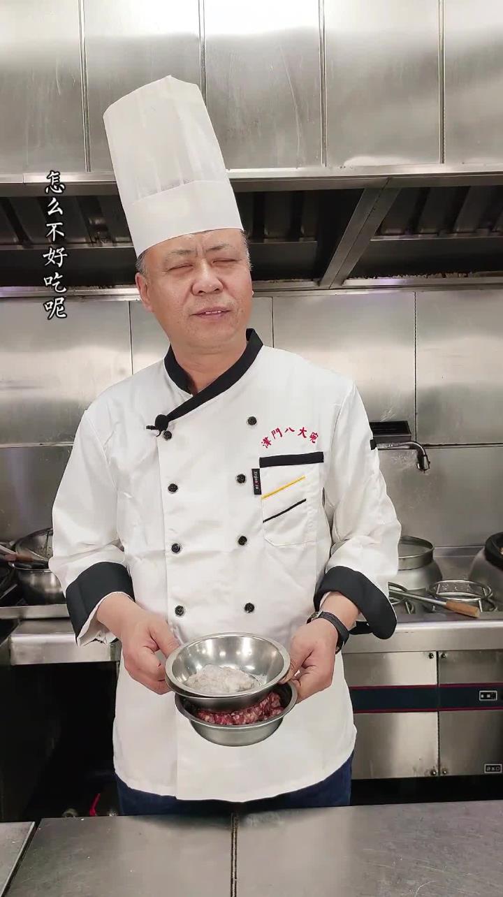 天津八大碗,开水丸子。丸子配以蟹黄,富有弹性,汤鲜味美