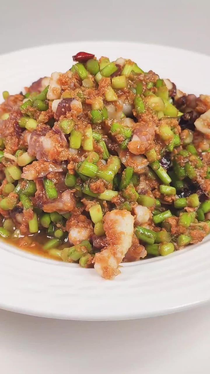 虾酱炒八带鱼。使用蒜薹和天津北塘的虾酱炒制八带鱼,咸鲜适中,海鲜味浓