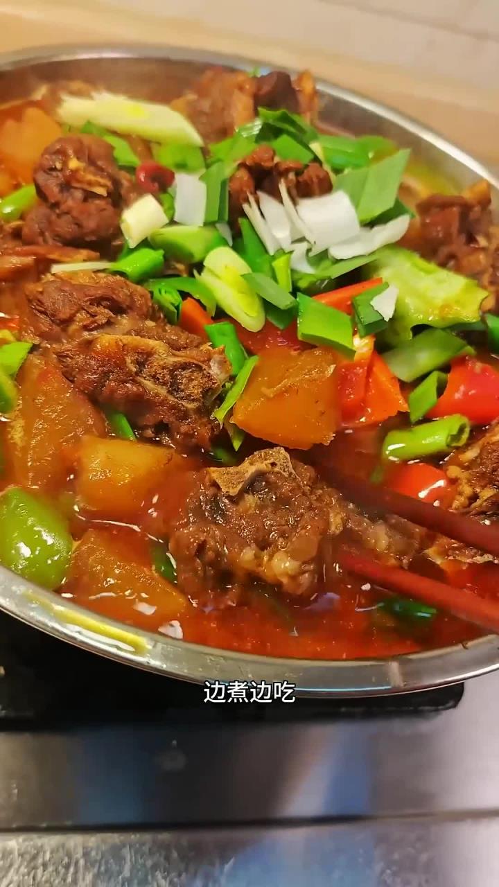 冬天就适合吃这种热热辣辣的羊肉火锅,特别是有老公的,吃完浑身暖和!
