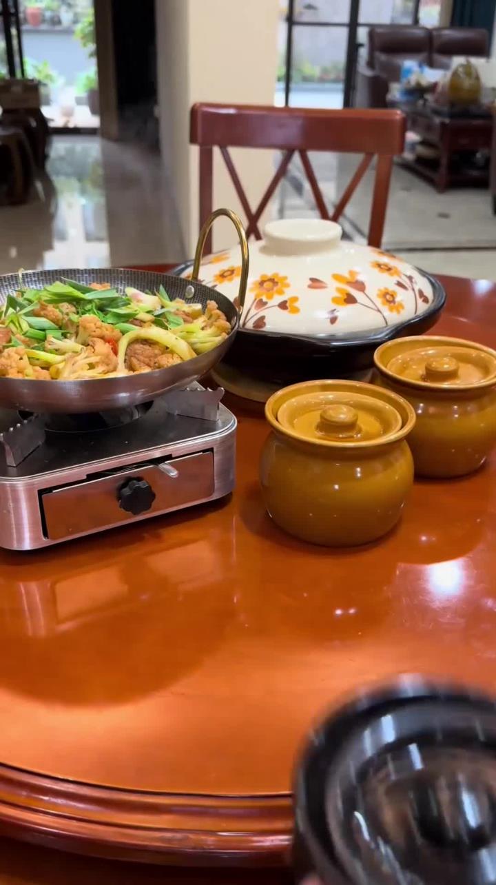 今天给孩子送饭,简简单单做了几个家常菜,干锅花菜,山药瘦肉汤,番茄土豆炖牛腩,核