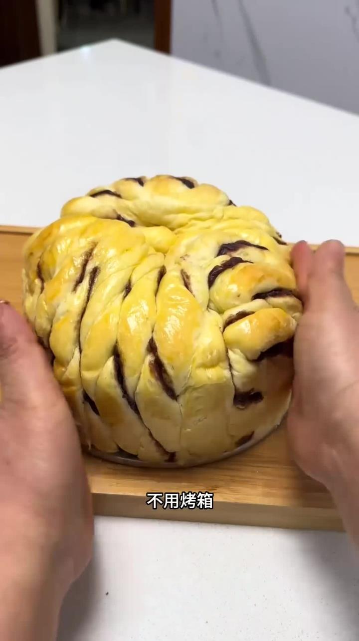 今天用了三个鸡蛋一碗面粉做了蒸面包,松软香甜又拉丝,真的很好吃