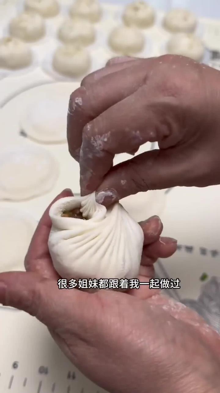 今天蒸了一锅大肉包,热腾腾的,面皮松软,馅料鲜嫩多汁,真的很好吃