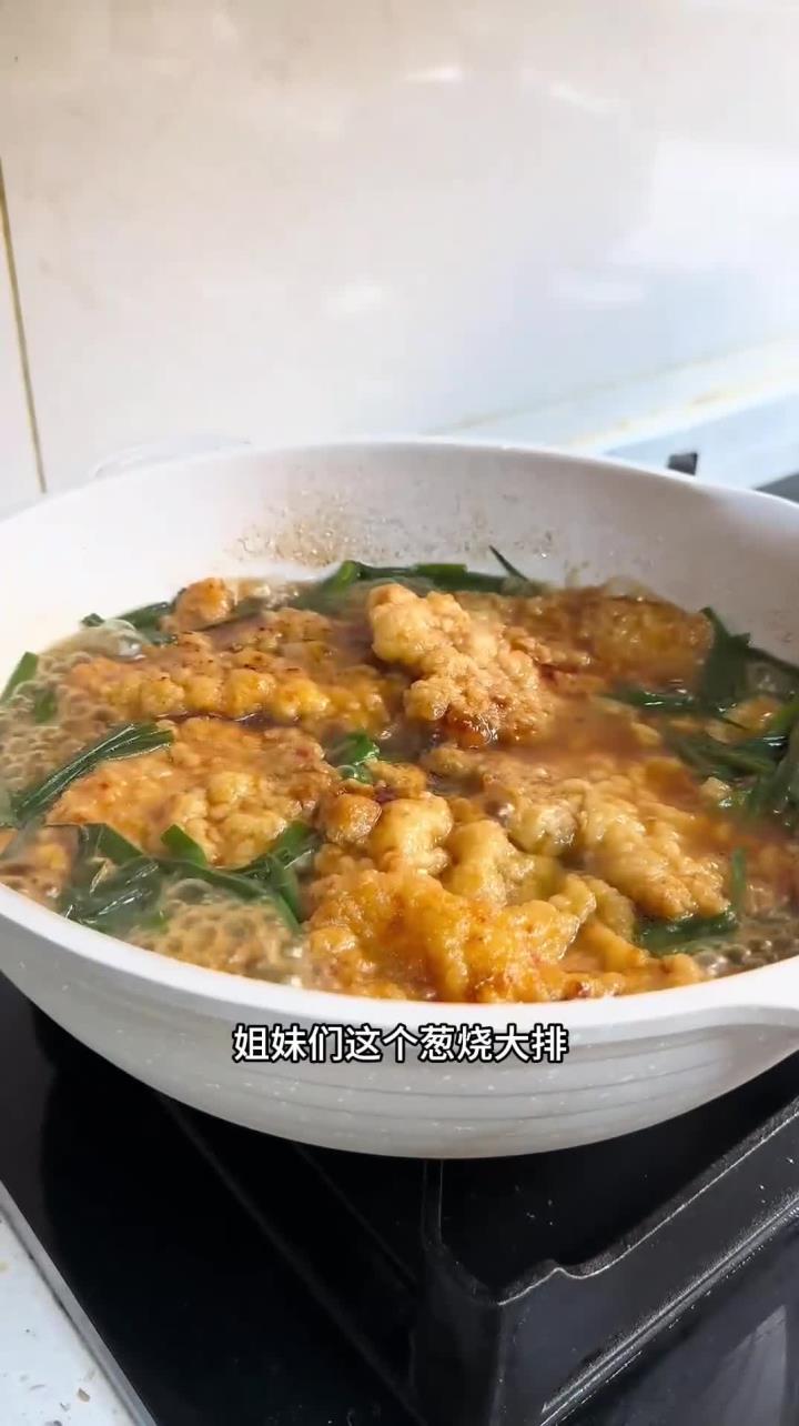 今天做了孩子们爱吃的葱烧大排,这样做起来肉质很嫩滑,用汤汁来拌米饭真的太好吃了