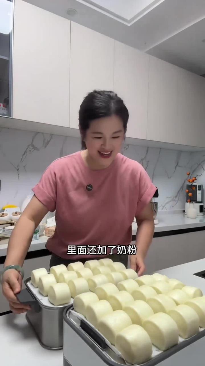 今天做了牛奶馒头,用纯牛奶和面,还加了奶粉,奶香奶香的,又非常松软,真的很好吃