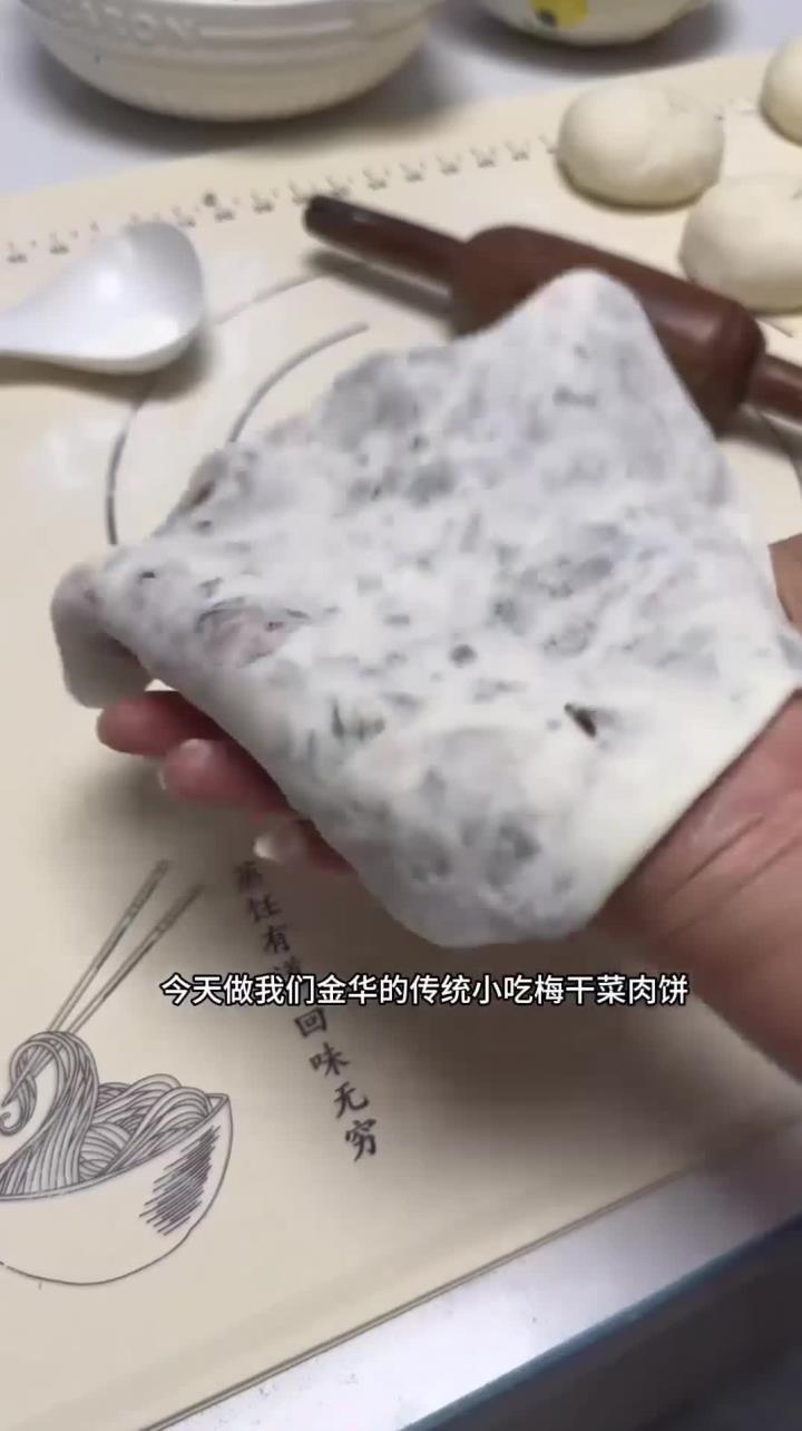 今天做了老家的传统美食,梅干菜肉饼,刚出锅的时候外皮酥酥脆脆的,特别香