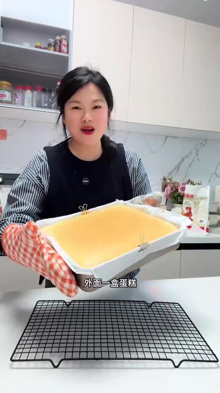 喜欢吃古早蛋糕的可以按照这个配比做,不回缩不塌陷,松软又细腻,入口即化