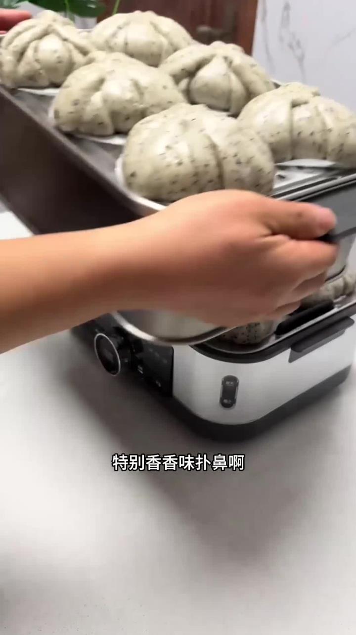 这样做的糖三角太好吃了,用黑芝麻和面,馅料甜而不腻,越吃越香