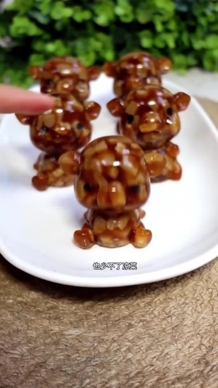 过年的餐桌上,除了大鱼大肉,也少不了凉菜,这个小猪皮冻可以安排起来,Q弹又入味