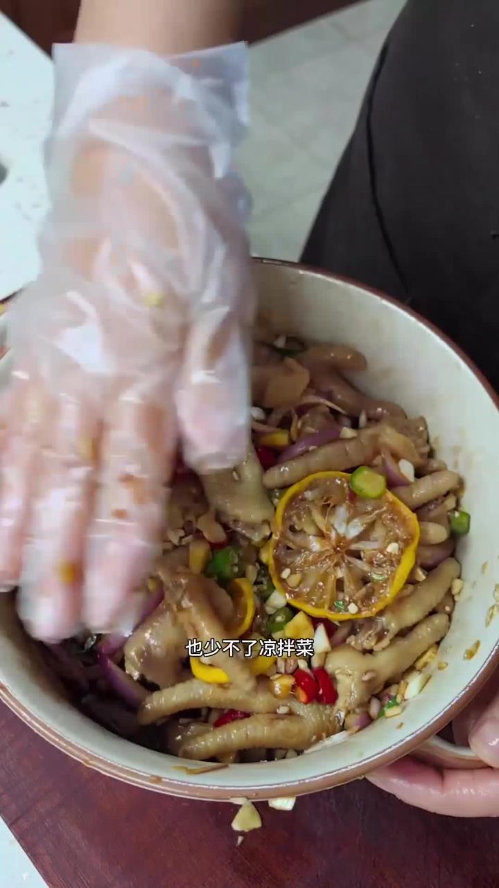 过年的餐桌上除了大鱼大肉,也少不了凉拌菜,可以来一个这样的柠檬鸡爪,酸辣脆爽,特