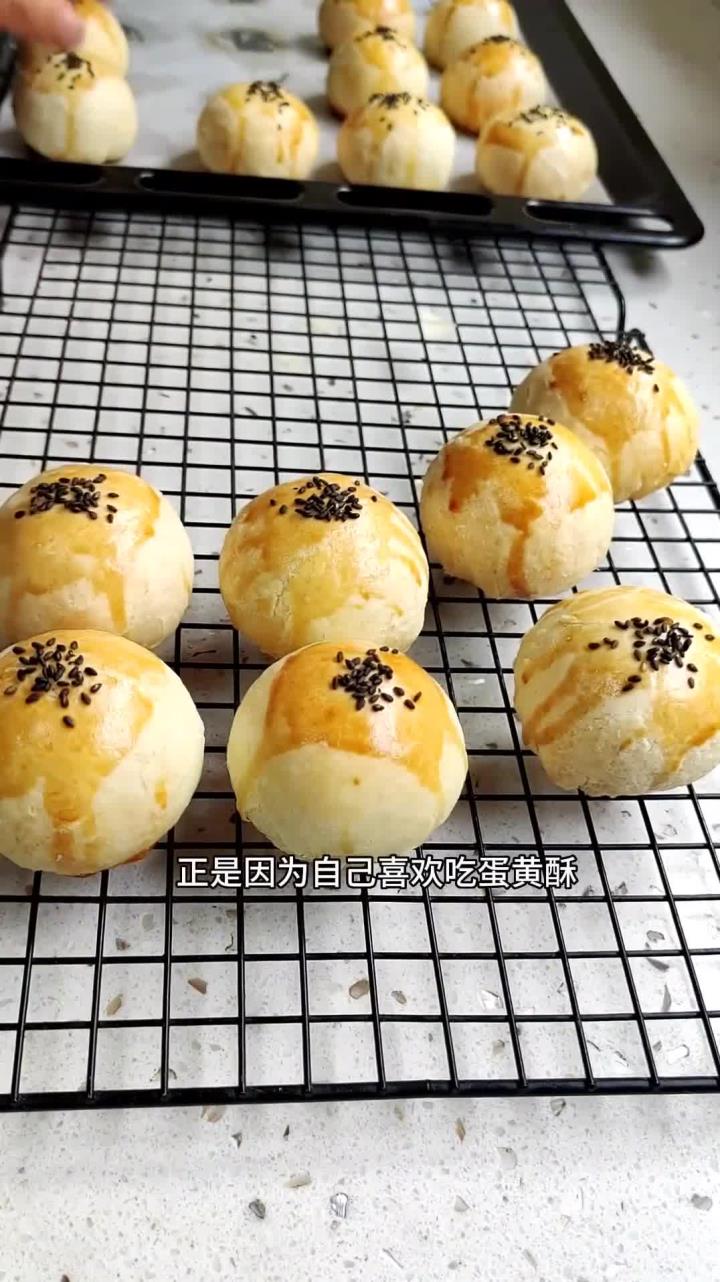 今天给孩子们做了蛋黄酥,红豆沙和咸蛋黄甜咸交错,外皮酥的掉渣,特别好吃