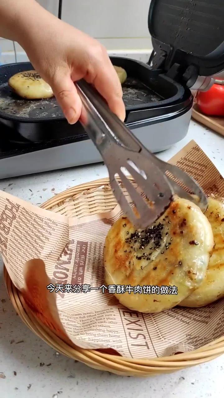 今天分享一个香酥牛肉饼的做法,外酥里软,馅料鲜嫩多汁,特别好吃