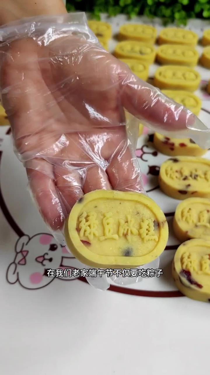 今天来分享传统绿豆糕的做法,有淡淡的麻油香,入口即化,特别好吃