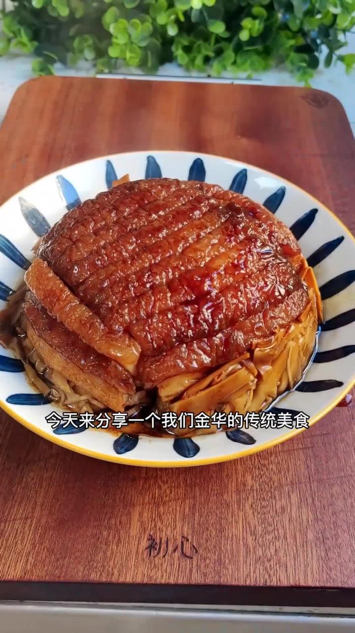 今天来分享我们家乡的传统美食扣肉的做法,肥而不腻,软烂入味,尤其是夹着馒头,特别