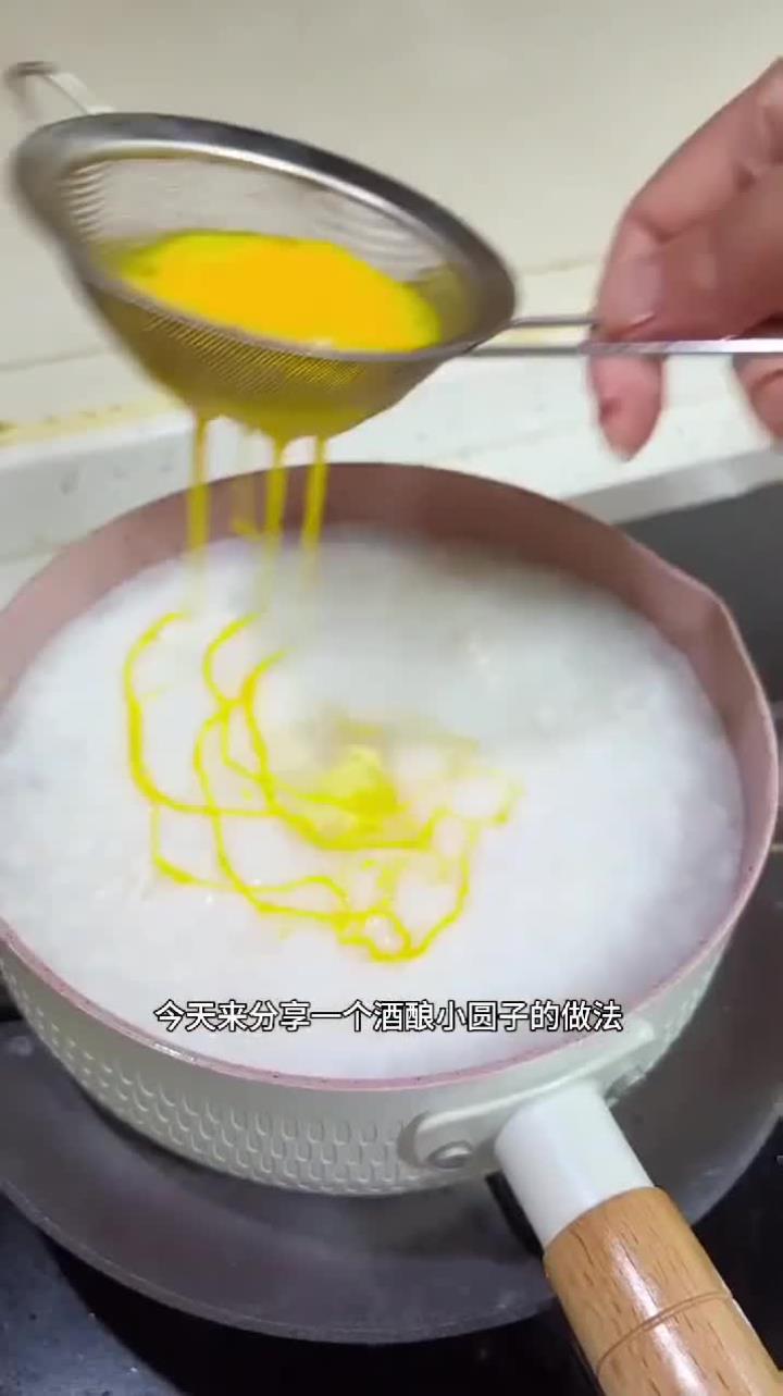 今天来分享酒酿圆子的做法,这样做起来好看又好喝,软糯香甜,酒香四溢,大人孩子都喜