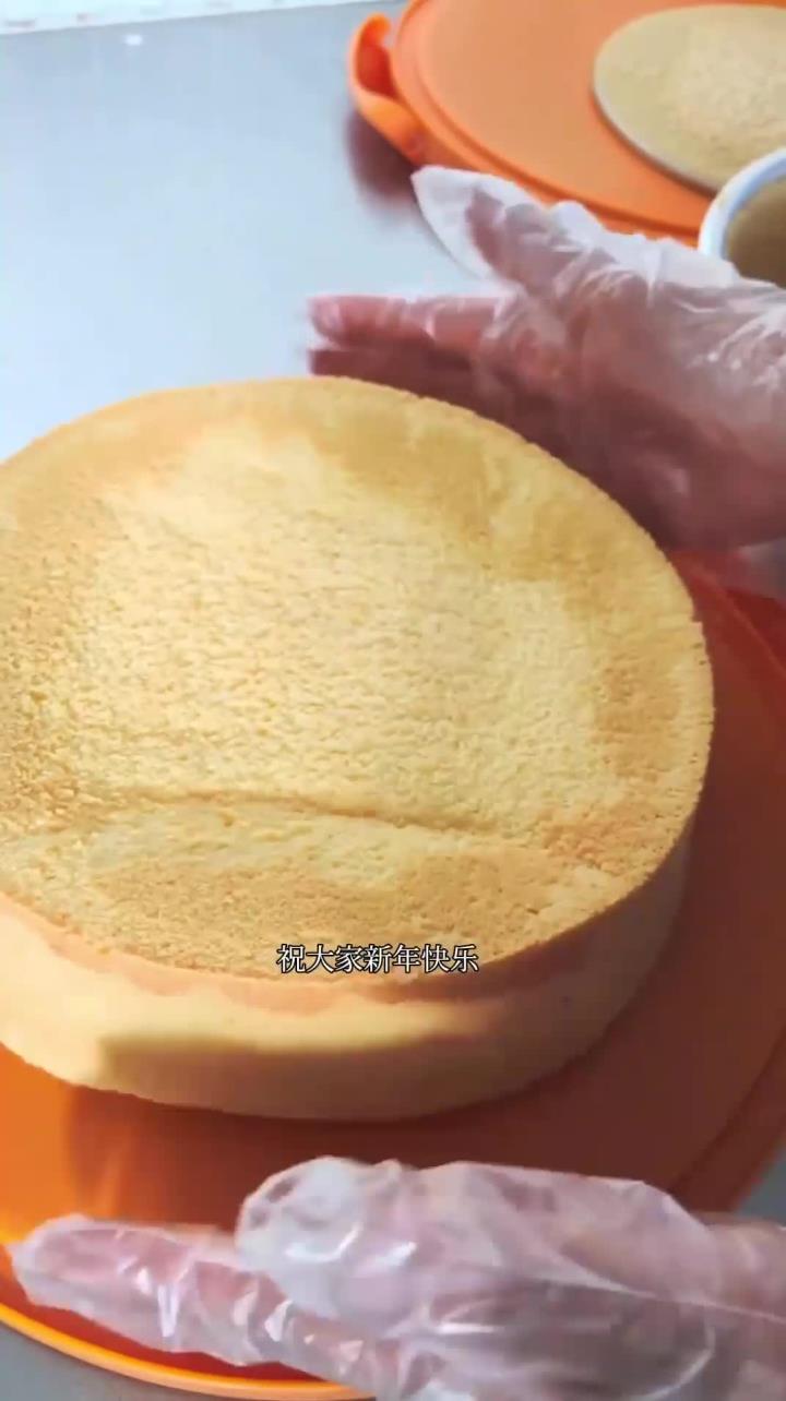 今天是大年初一,大家新年快乐哦!做了两个草莓蛋糕,寓意新的一年甜甜蜜蜜