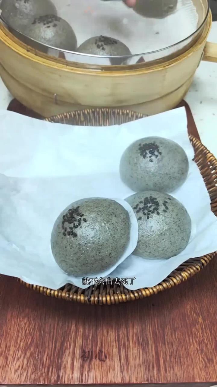 今天蒸了一锅黑芝麻馅的包子,面皮松松软软,芝麻馅醇香浓郁,孩子们都很喜欢吃