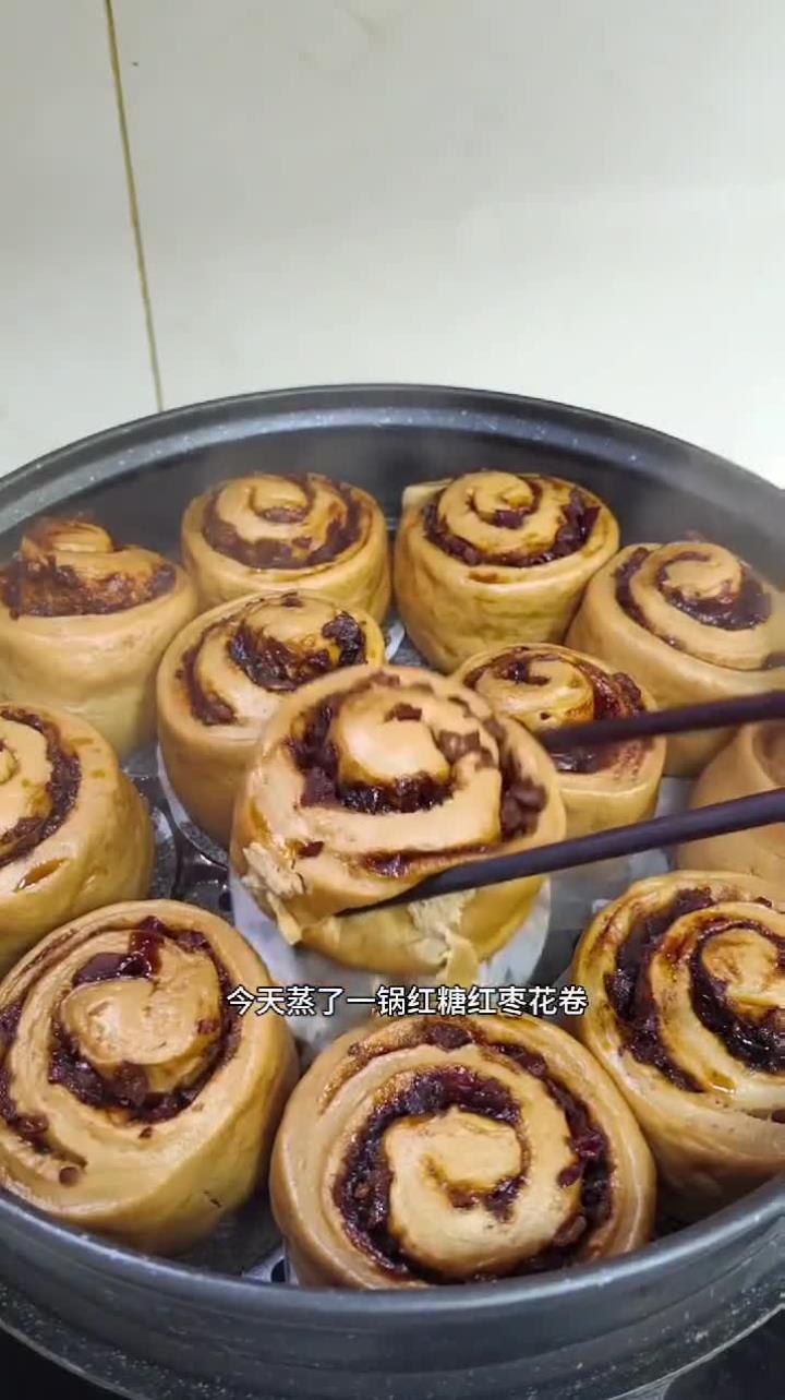 今天蒸了一锅红糖红枣花卷,松软香甜还爆浆,喜欢的朋友可以跟着教程做起来