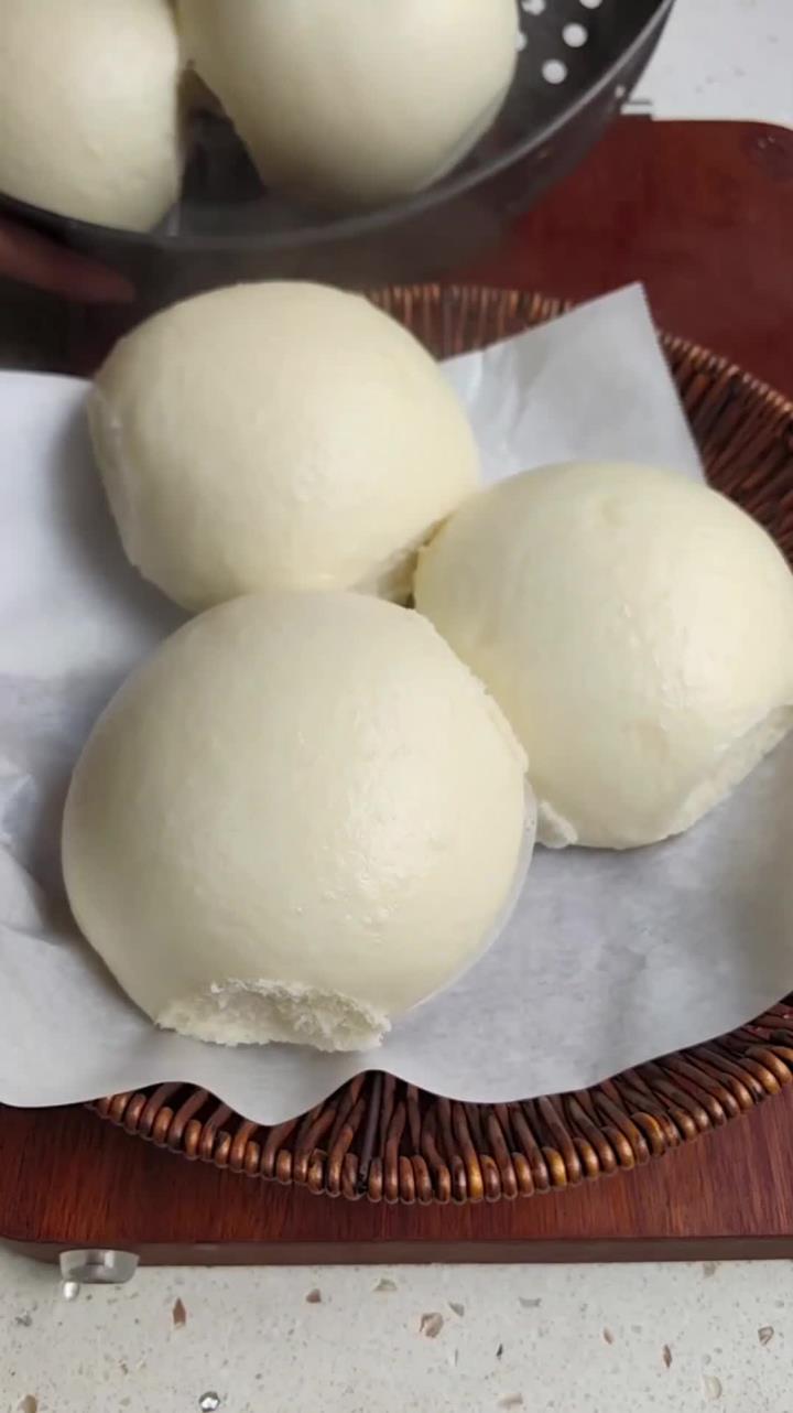 今天蒸了一锅酒酿馒头,松松软软,有淡淡的酒香味,不用配菜都可以吃两个