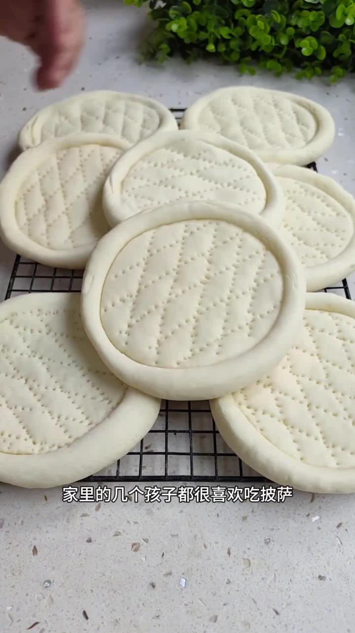 今天做了孩子们都爱吃的黑椒牛肉披萨,自己做的披萨料超足,还有长长的拉丝,每一口都