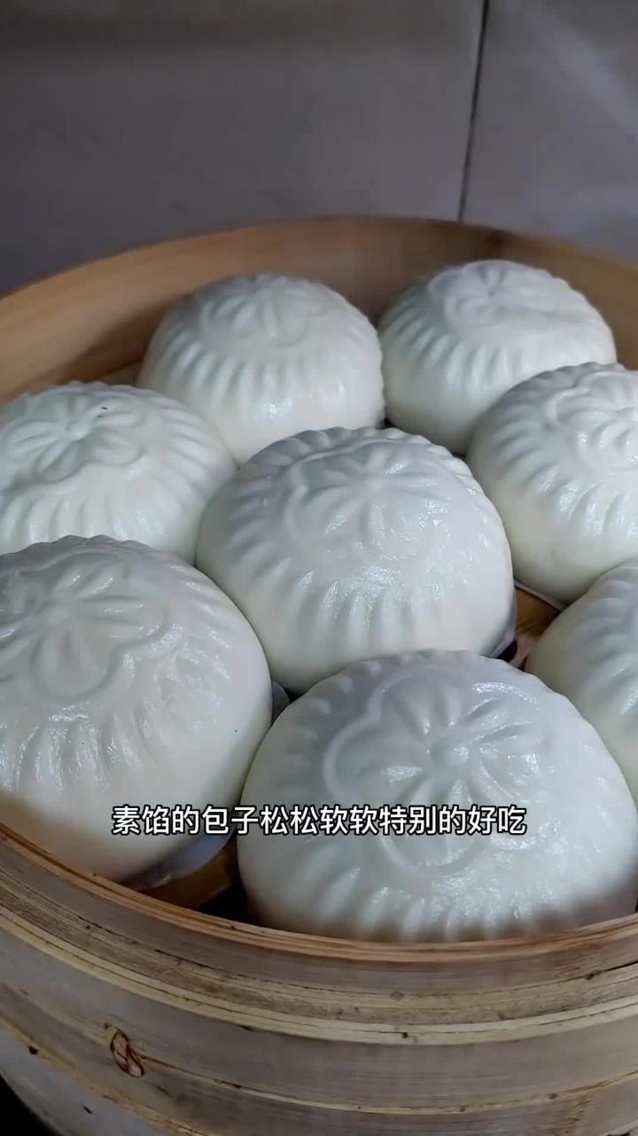 今天做了包菜素馅的包子,松松软软,好看又好吃,做法非常简单,只需要一次醒发,做包