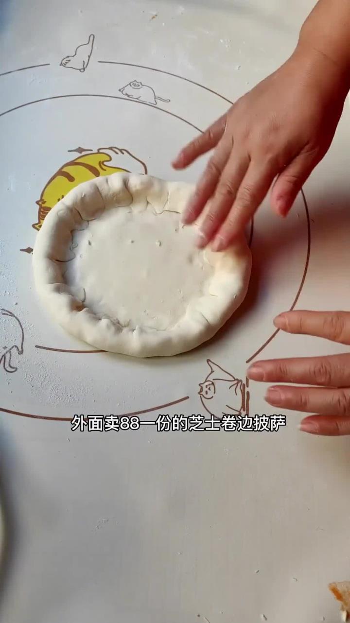 今天做了芝士卷边披萨,我家小朋友说比买的还要好吃,满满的馅料 还有长长的拉丝