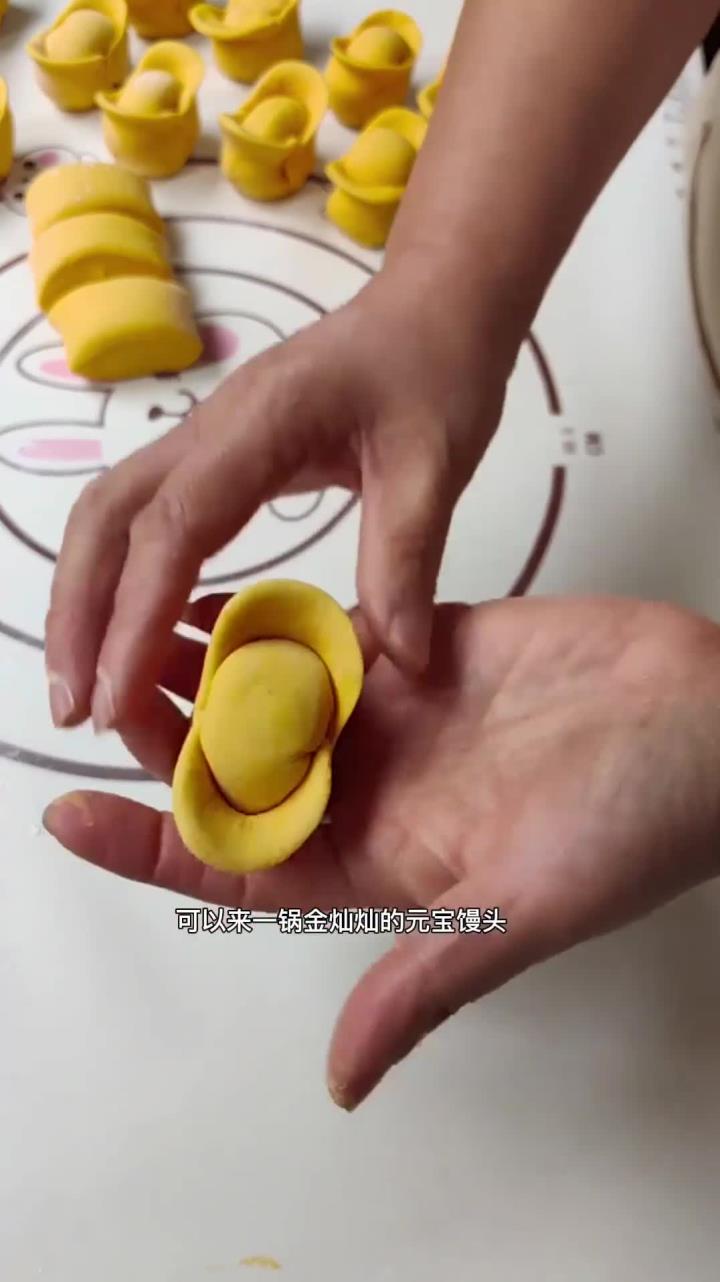 年夜饭上可以来一锅金灿灿的元宝馒头,寓意很好,做法还特别简单,不需要模具,只要一