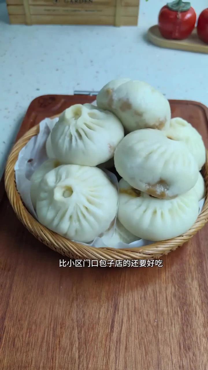 我家隔几天就会做一次的大肉包,皮薄馅大,馅料鲜嫩又多汁,家里人都很喜欢吃