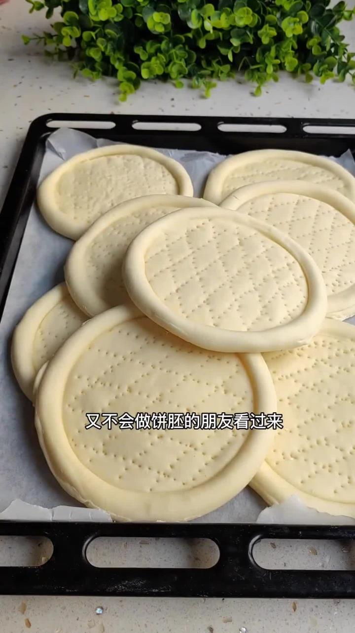 喜欢吃披萨,又不会做饼胚的朋友,可以试试这个做法,一边酥脆一边柔软,配上自己喜欢