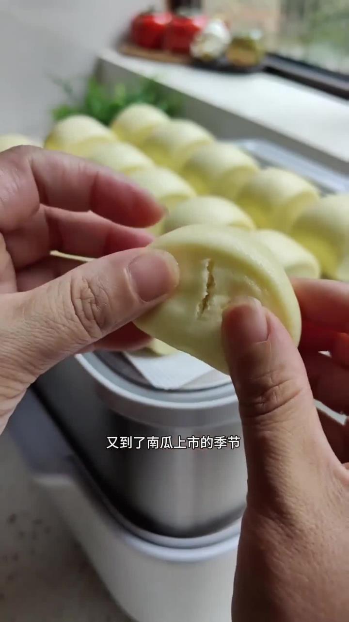 又到了南瓜上市的季节,今天用它蒸了一锅南瓜小馒头,松松软软特别好吃