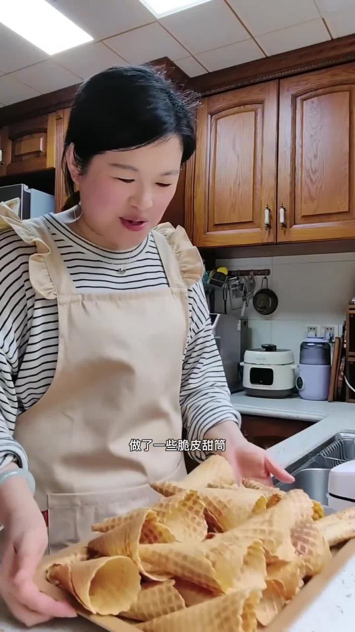 夏天马上就要来拉,今天分享家庭版的冰激凌脆皮甜筒,让娃在家实现冰激凌自由
