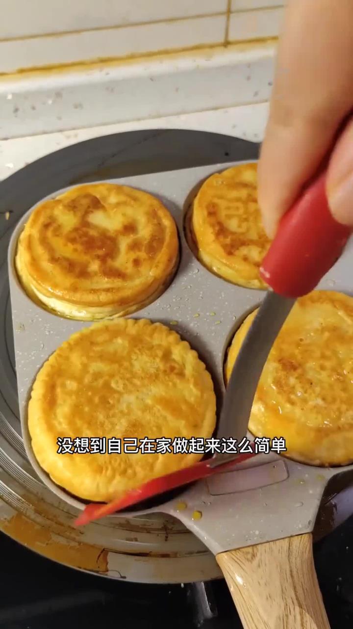 早餐不知道吃什么的时候试试这款鸡蛋汉堡吧,做起来非常简单,而且特别的好吃