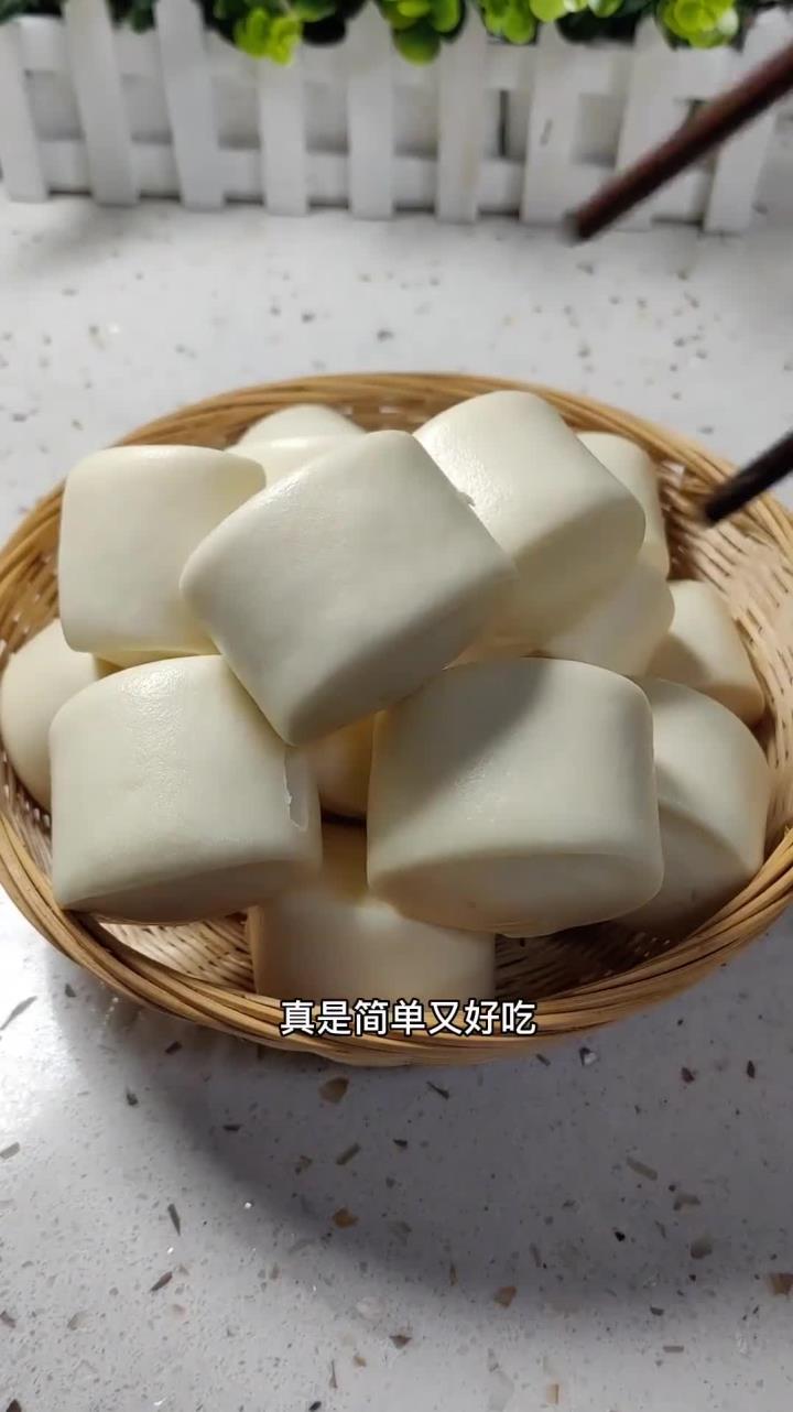 这样做的的奶香小馒头简单又好吃,个个都光滑细腻,松软香甜,奶香味十足