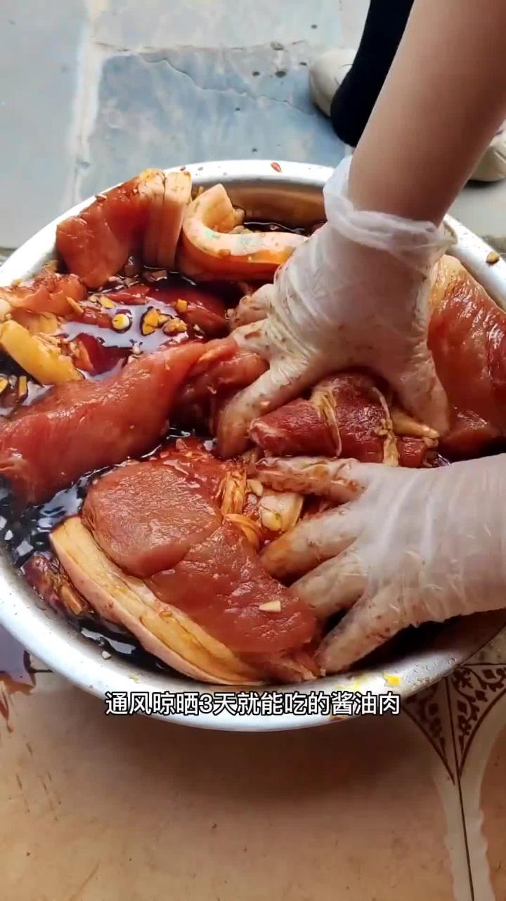 这个只需要腌制15分钟,通风晾晒三天就能吃的酱油肉,真的是简单又好吃,咸淡适中,不