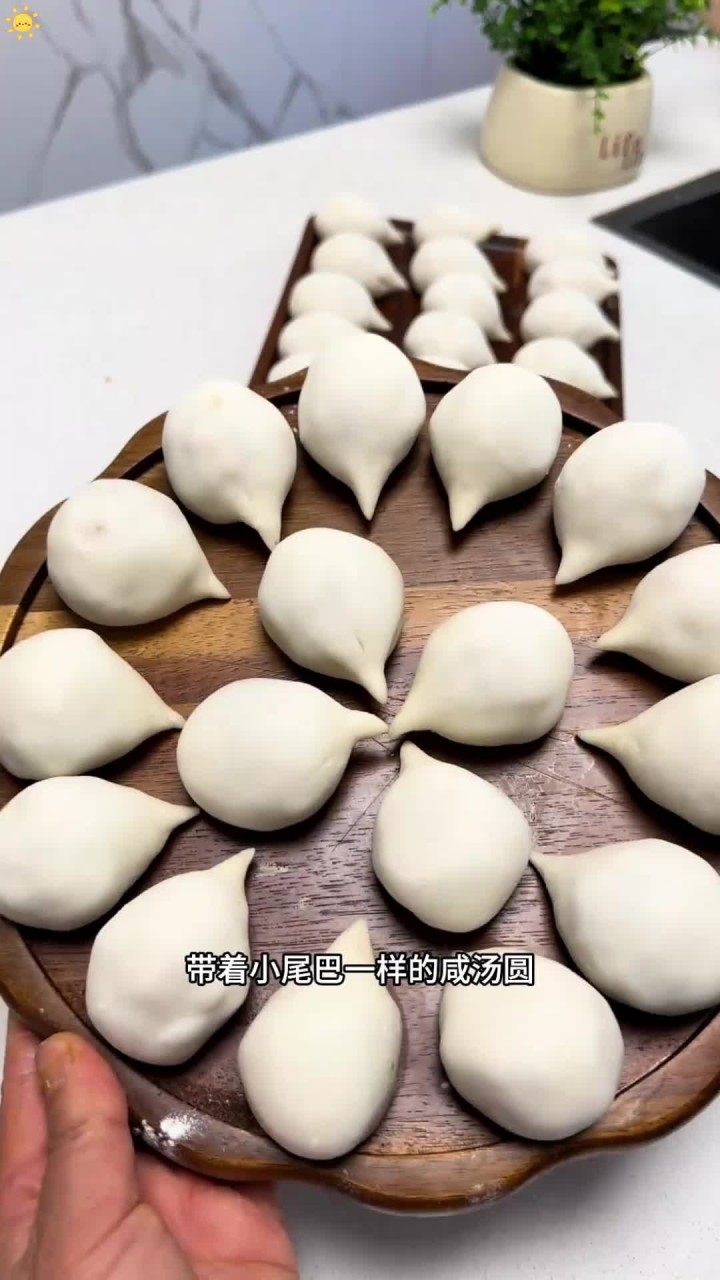 今天做了老家的传统美食,带着小尾巴一样的咸汤圆,外皮软软糯糯,滑溜溜的,馅料咸香