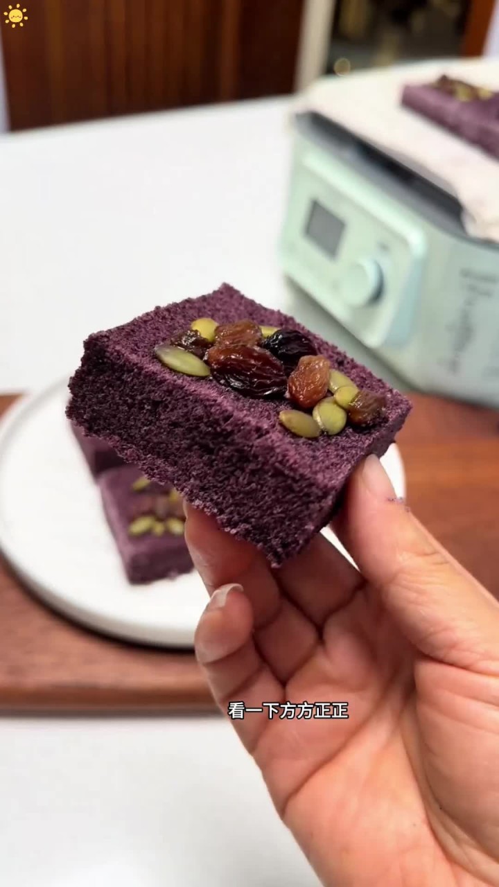 今天做了家里人都爱吃的黑米糕,松软有嚼劲,浓浓的黑米香,真的很好吃
