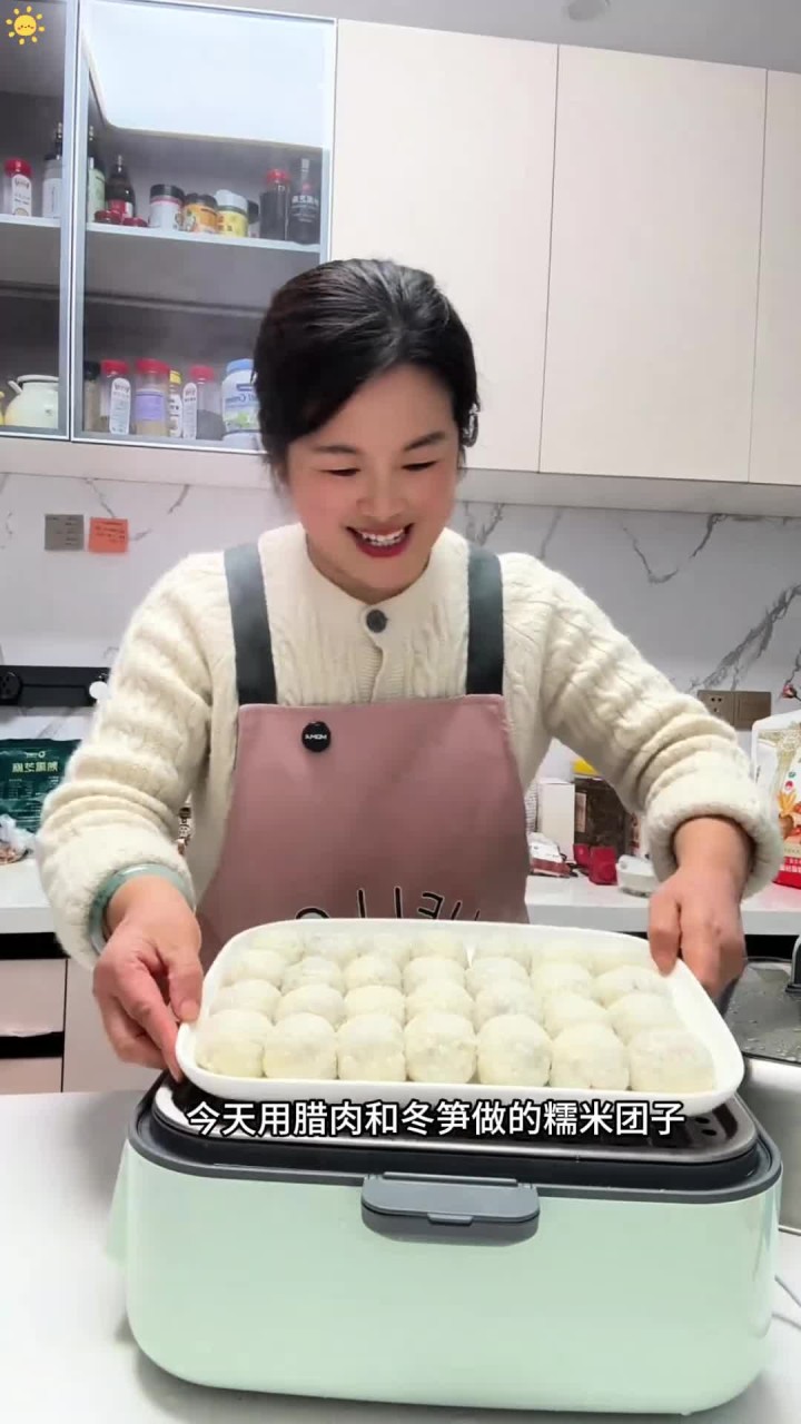 今天用腊肉和冬笋做了糯米团子,外皮晶莹剔透,软软糯糯的,馅料咸香入味,过年的餐桌