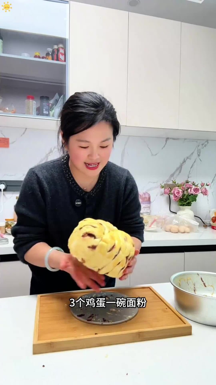 今天用了三个鸡蛋一碗面粉做了蒸面包,松软香甜又拉丝,真的很好吃