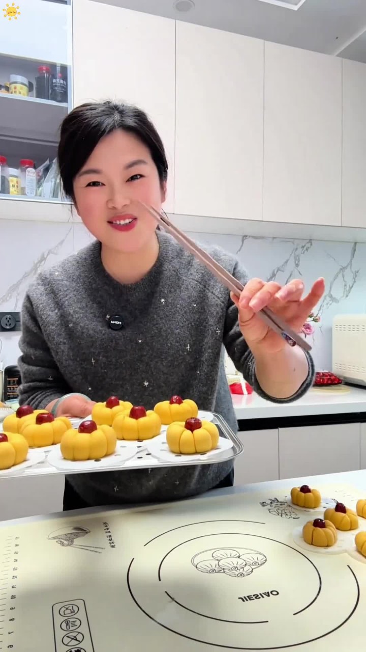 南瓜馒头 这样做的南瓜馒头好看又好吃，做法特别简单，不需要模具，只要筷子夹一夹就