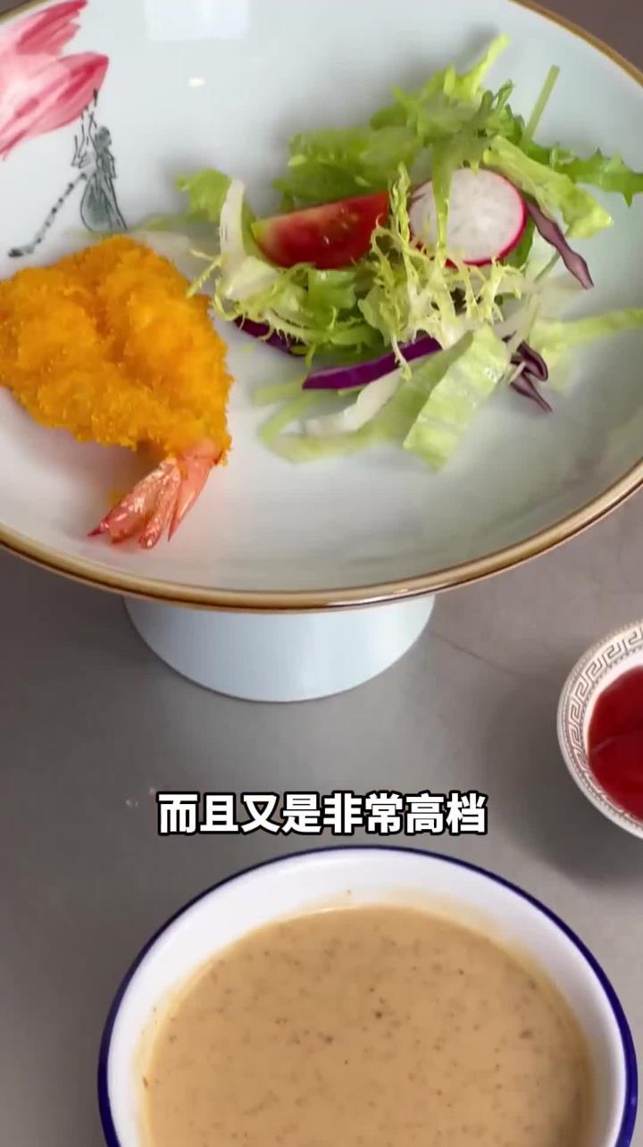一道饭店里、家庭中制作起来都非常简单,金黄酥脆,好吃好做的炸虾排
