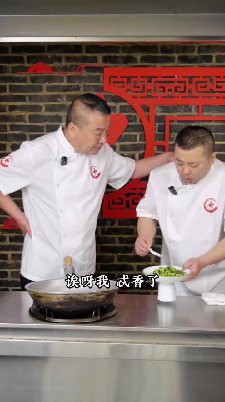 一道制作简单,好吃又好做的春季菜品,香椿拌蚕豆