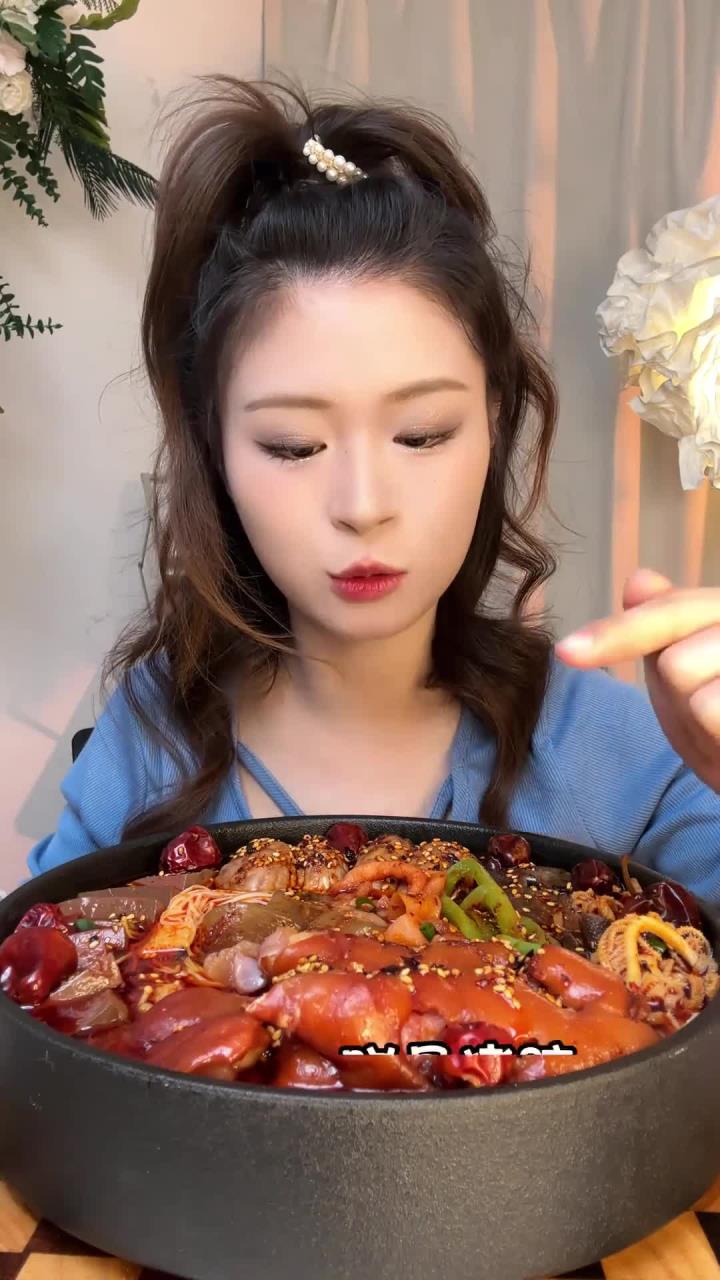 希望你们早点刷到这份红油冒菜,太晚了可就馋的睡不着了
