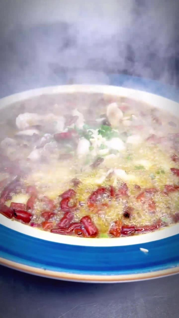 《酸菜鱼》酸菜鱼最好吃,简单的做法。美食推荐官