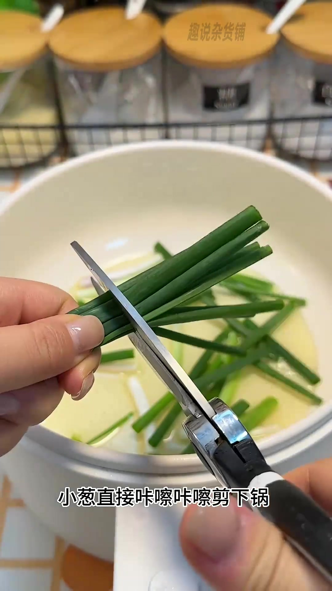 实习生十元美食大挑战:葱油乌冬面香到爆