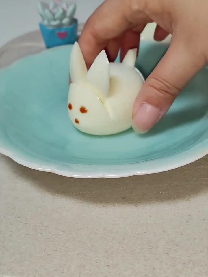 可爱小白兔 用鸡蛋做个可爱的小白兔