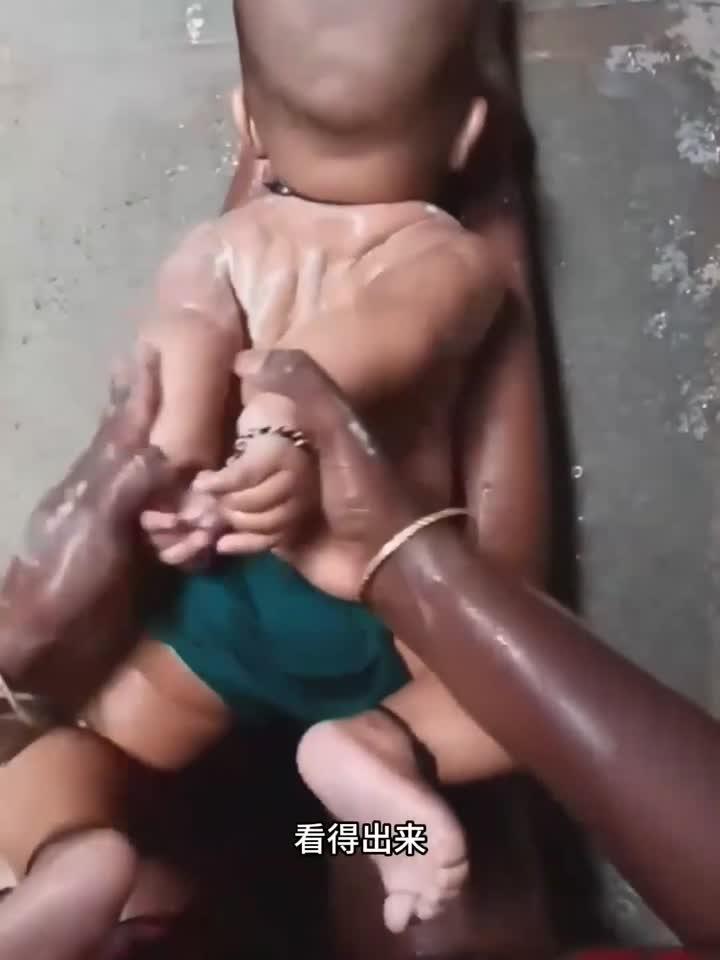 宝宝爱洗澡,皮肤颜色差距挺大